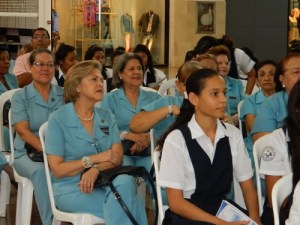 Vilma García de Soto y voluntarias de la Liga con estudiantes