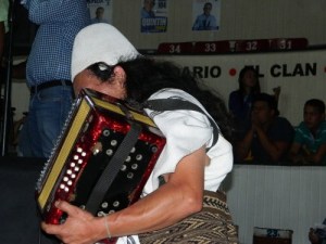 Arhuaco tocando acordeón