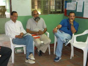 el representante a la Cámara Eloy Quintero el rector del colegio Valle Meza Javier Ramirez y el artista Tim Nieves