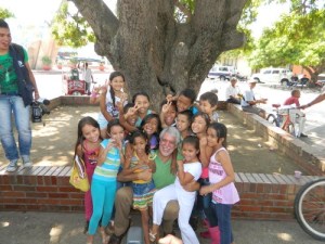 los niños tambien quisieron tomarse una fotografía con Peñalosa