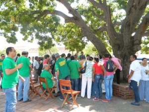 Peñalosa en rueda de prensa bajo el palo de mango