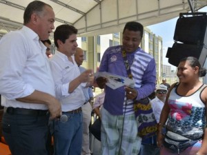 El alcalde de Valledupar Fredys Socarrás y el ministro de Vivienda Luis Felipe Henao entregando los títulos a los nuevos propietarios 