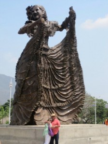 Monumento a las Piloneras-Amylkar Ariza