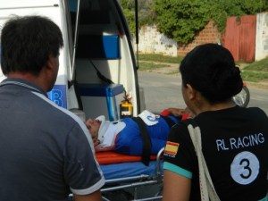 joven accidentado al ser ingresado a la ambulancia