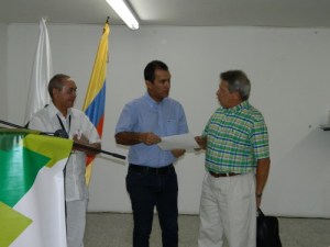 El gerente general Luis Humberto Martinez entrega la certificación en BPA al doctor Javier Romero Ariza en representación del predio El Juguete