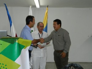 Henry Palmett gerente de Savanna Crops recibe la certificación en BPA por cultivo de piña Golden, de parte del gerente general ICA