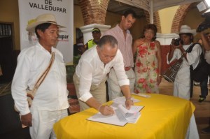 firma decreto con wiwas (2)