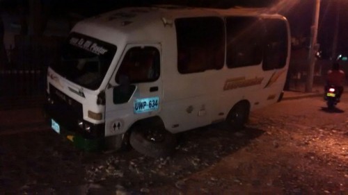 A buseta en marcha, se le salió una&nbsp;llanta