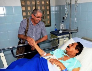 Saludo de Juan Rincón Vanegas al Rey Vallenato, Miguel López. Foto Adamis Guerra.-