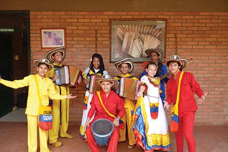 LOS NIÑOS VALLENATOS DEL TURCO GIL INTERPRETARON CANCIÓN DE PAZ ANTE FISCAL&nbsp;GENERAL