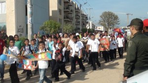 niños y policia contra alucinogenos