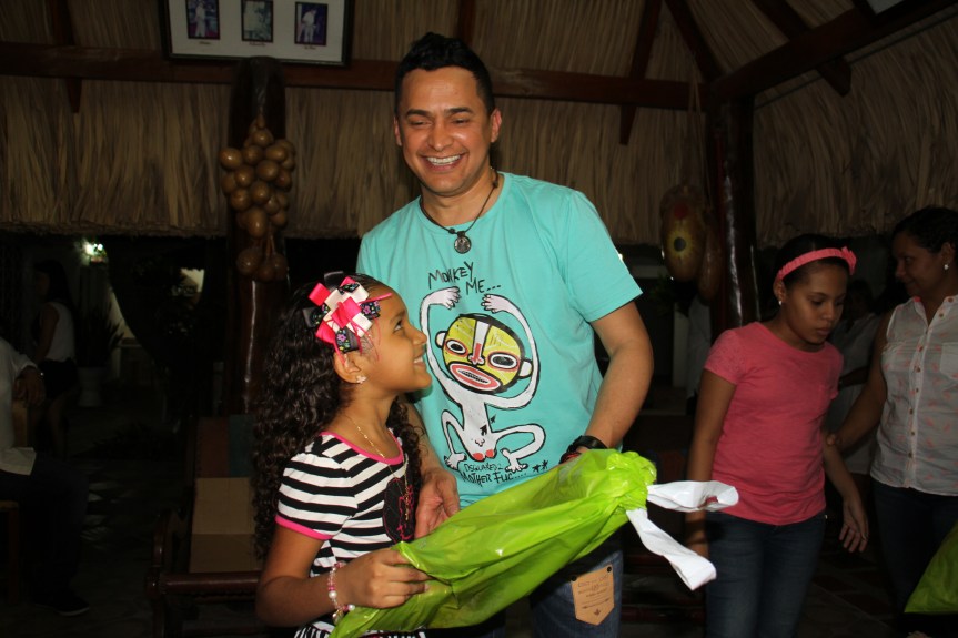Jorge Celedón alegra la Navidad de los niños de Villanueva (Guajira) su tierra&nbsp;natal