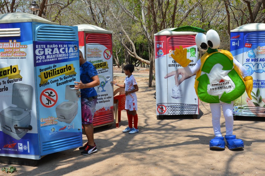 Comfacesar y Hábitat Global instalaron cuatro sanitarios en el balneario&nbsp;Hurtado