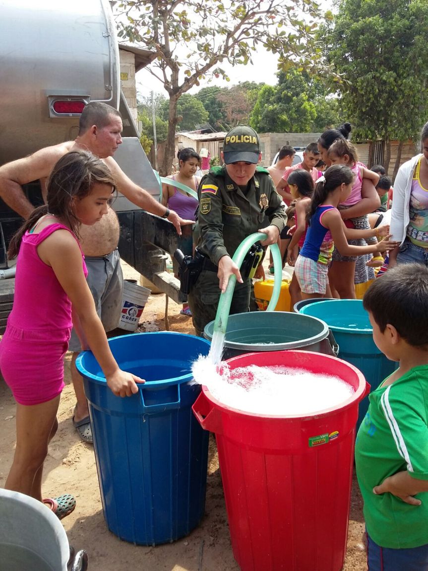 Policía entrega 18 mil galones de agua en barrios de&nbsp;Aguachica