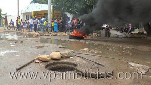 Habitantes del barrio Dangond protestaron  por rebosamiento de&nbsp;manjoles
