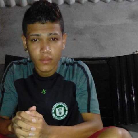 Menor de edad fue asesinado mientras conversaba en cancha del barrio Villa&nbsp;Miriam