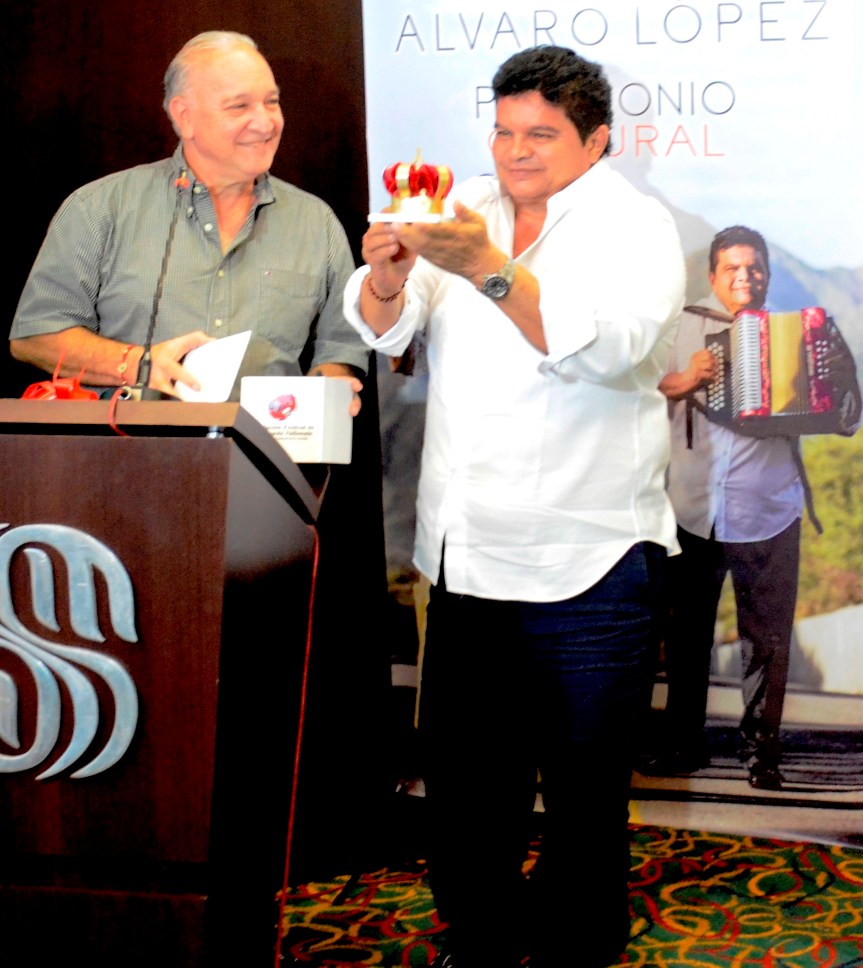 Álvaro López agradece réplica de corona que estimula a Reyes&nbsp;Vallenatos