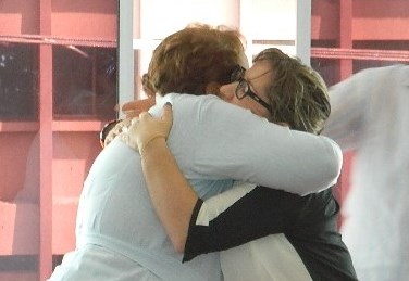 Abrazo entre directoras de la Unidad de Atención a Víctimas