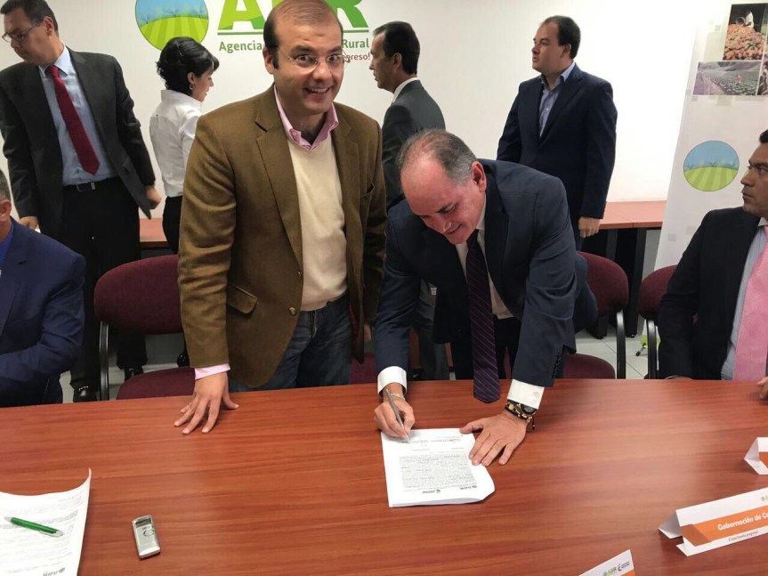 gobernador firmo convenio p asistencia a pequeños productores- ADR