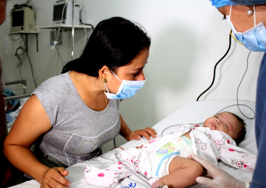 niña operada con la mama