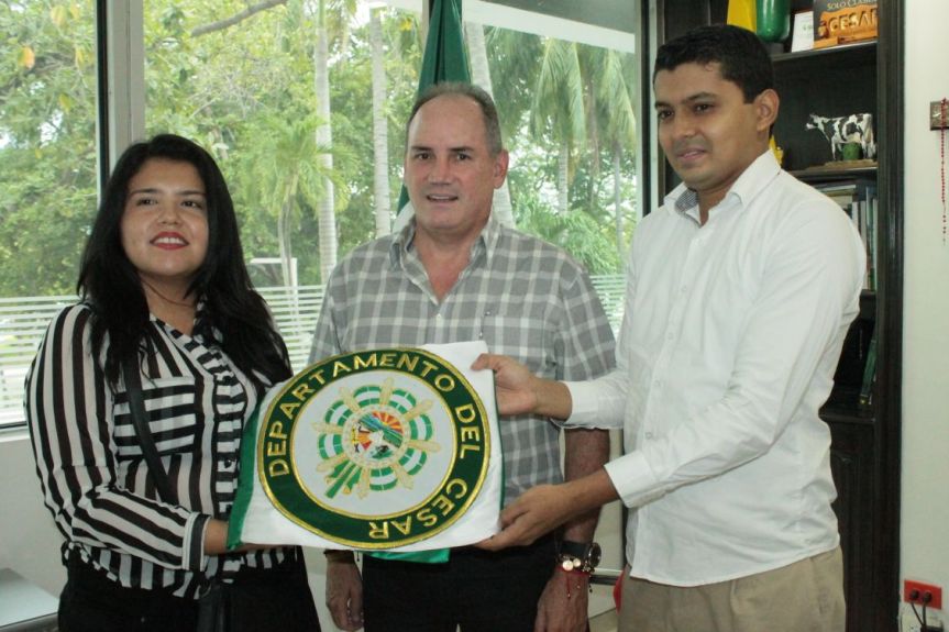 Entrega de bandera a jovenes que iran a Chile
