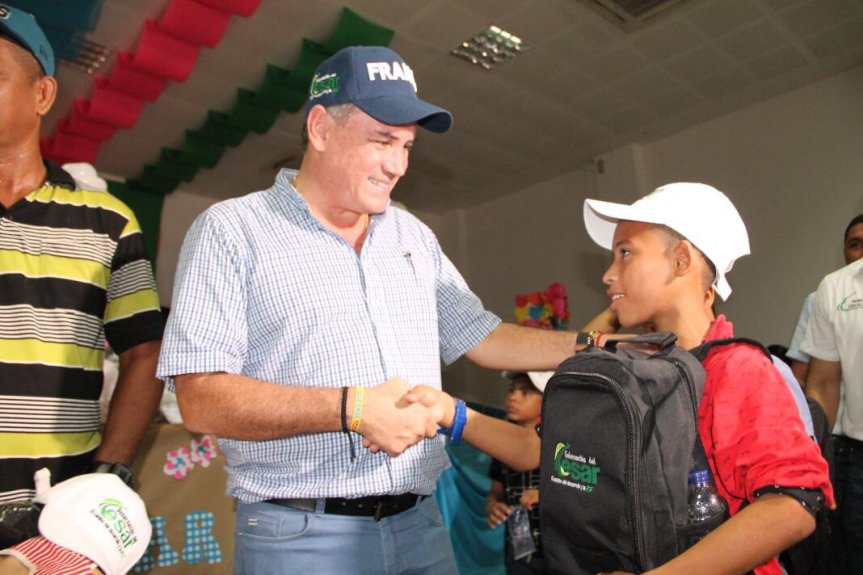 Para erradicar el trabajo infantil Gobernador  entregó kits escolares y dotación de&nbsp;uniformes