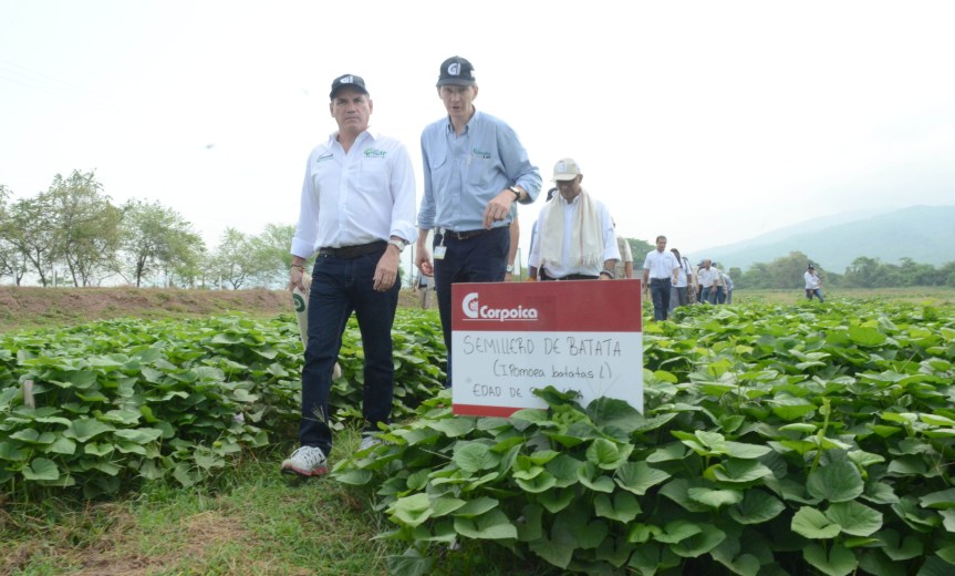 gobernador y juan lucas restrepo en corpoica.JPG