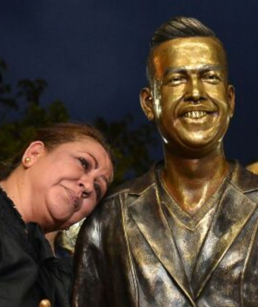 Patricia Acosta al lado de la escultura de su hijo Martín Elías