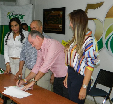 Gobernación y Comfacesar firman acuerdo para garantizar formación de mujeres de las Casas Taller Beatriz García de&nbsp;Vigna