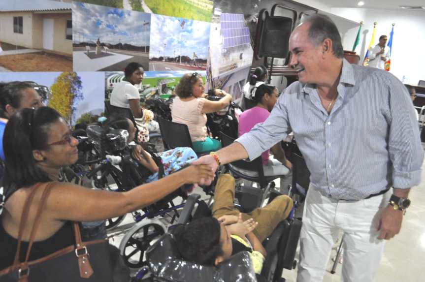 Gobernador Ovalle realizó jornada de entrega de ayudas técnicas en&nbsp;Valledupar