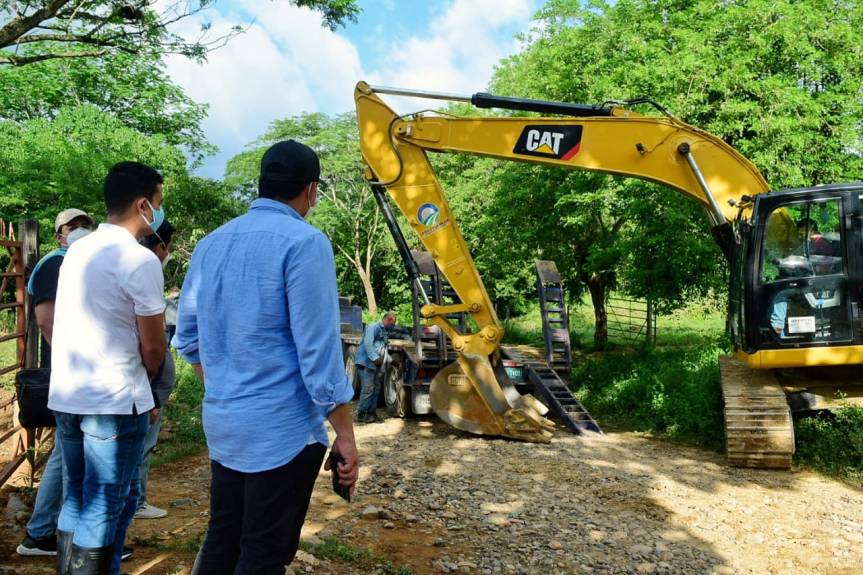 Con banco de maquinaria se iniciaron trabajos de habilitación en la vía Ayacucho-Guamalito
