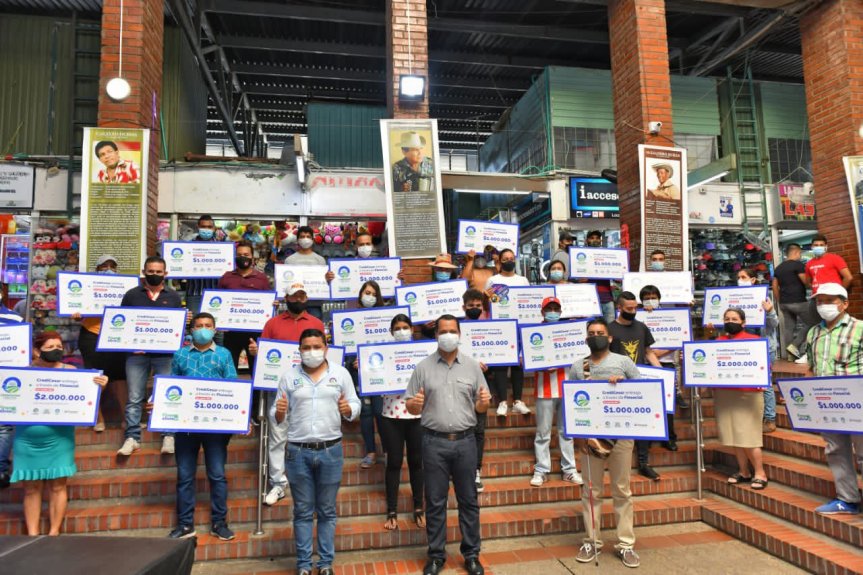 Gobernador Monsalvo lideró entrega de recursos Credicesar a comerciantes de la Galería&nbsp;Popular