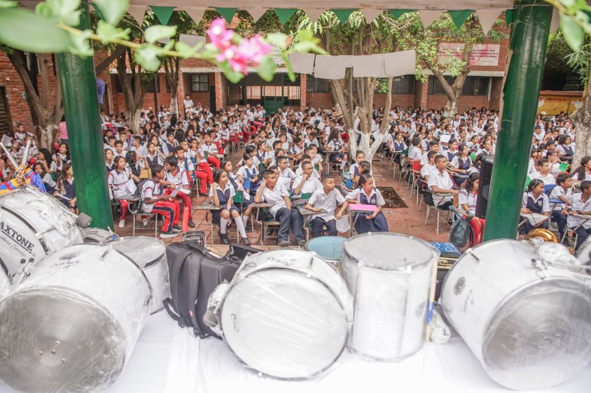 La rectora del colegio Casimiro Raúl Maestre recibe instrumentos musicales y pide más pupitres para sus&nbsp;estudiantes