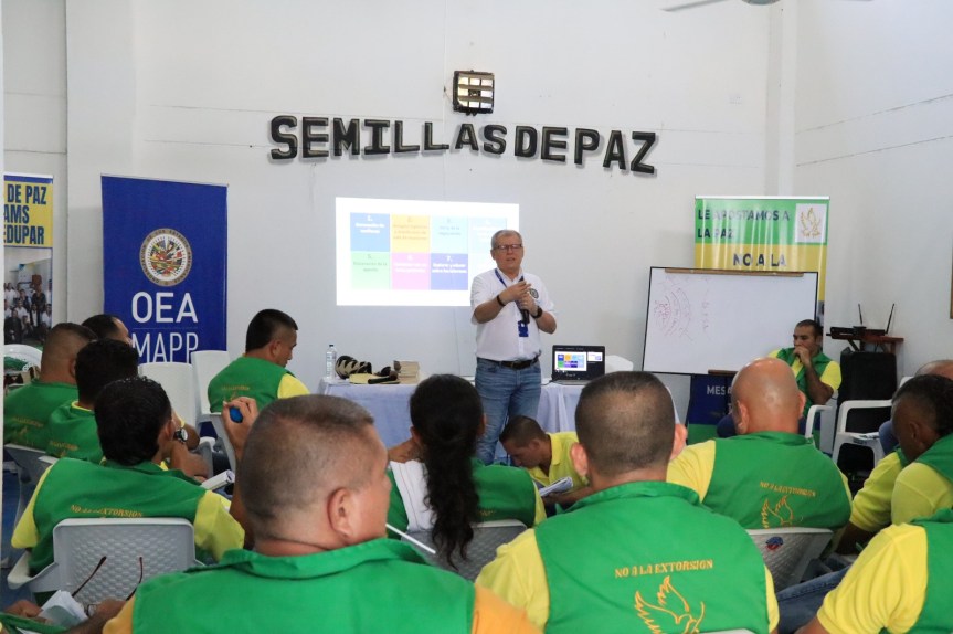 Miembros de la Mesa de Paz de “La Tramacúa” reciben capacitación en «Diálogos, transformación de conflictos, comunicación constructiva y&nbsp;negociación»