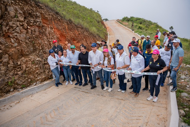 Gobernadora Elvia Milena Sanjuan entregó vía Argentina Norte, en La Jagua de&nbsp;Ibirico
