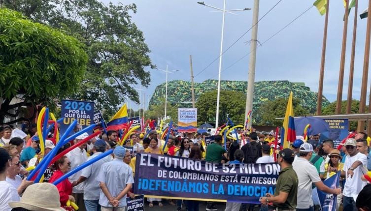 Masiva movilización en respaldo al expresidente Uribe tras&nbsp;condena